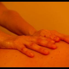 Soins du postpartum: massage postnatal NatalLa®, réflexologie postnatale NatalLa®, cérémonie postnatale NatalLa® à 4 mains (rituel rebozo)
